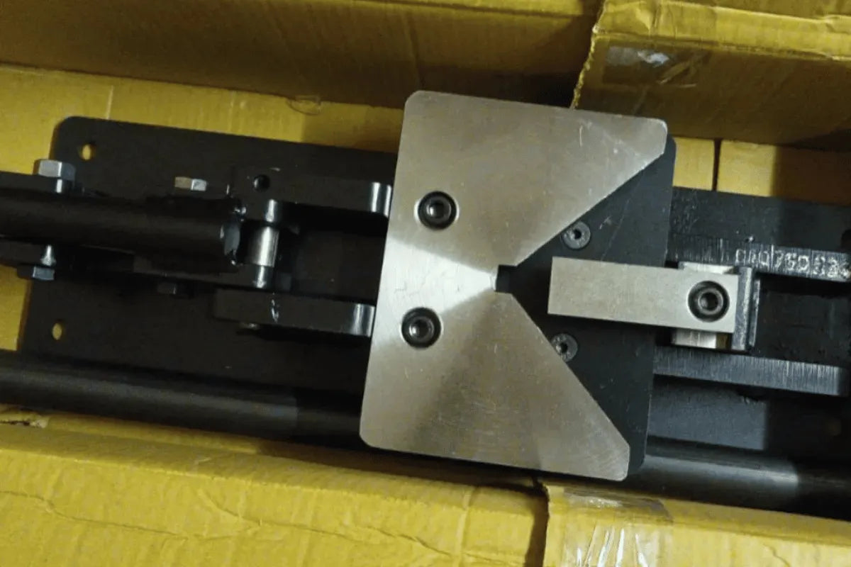 Start your Your Business:  Easy-to-use Aluminium Window Crimping Machine