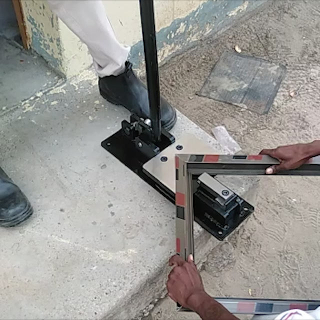 aluminium window crimping machine video 